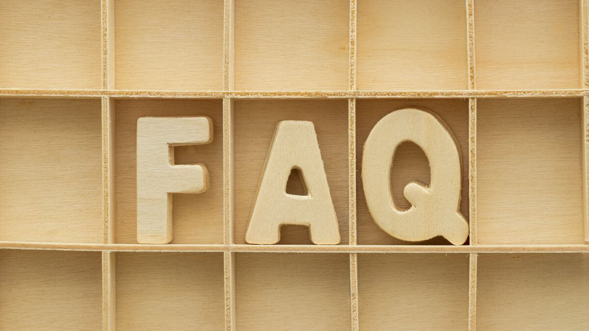 黄色い棚に「FAQ」と文字が並んでいる