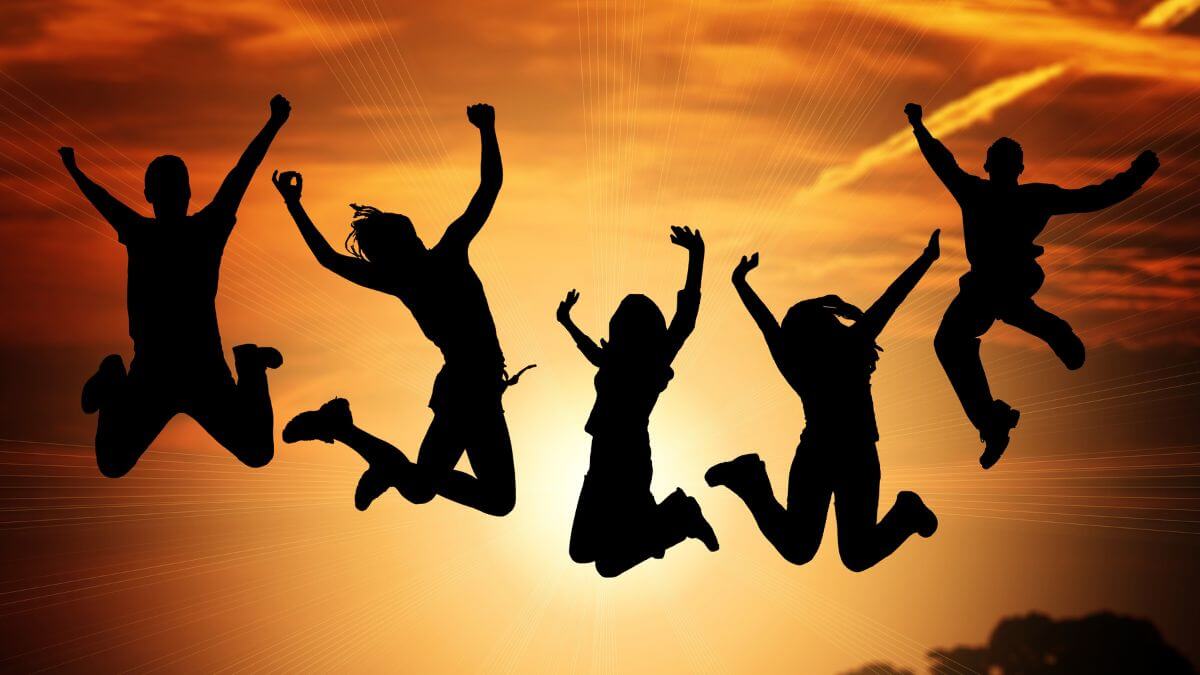 5人の人影が楽しそうにジャンプしている画像