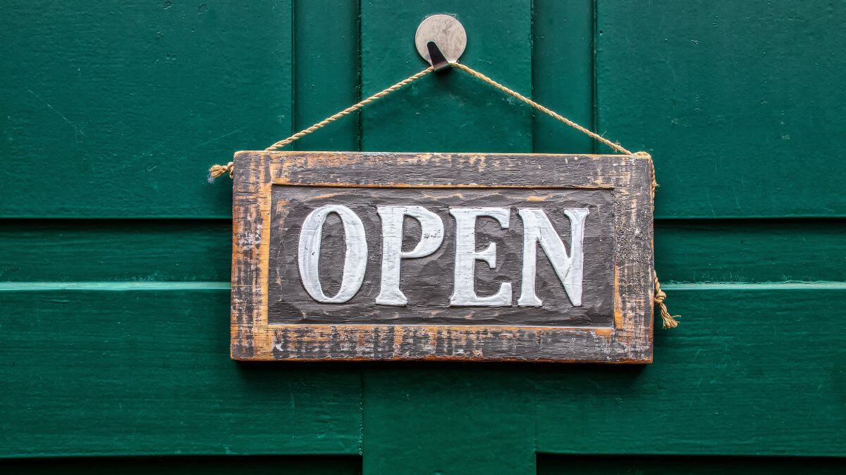 ドアにかかった「OPEN」と書いてある木札の画像